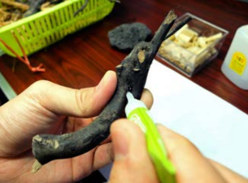 Здесь на две деревянные детали наносится гелевый суперклей. Однако, чтобы клей застыл, его нужно подержать на месте пару минут. 
Для полного затвердевания клея и обеспечения устойчивости требуется еще 5-15 минут.