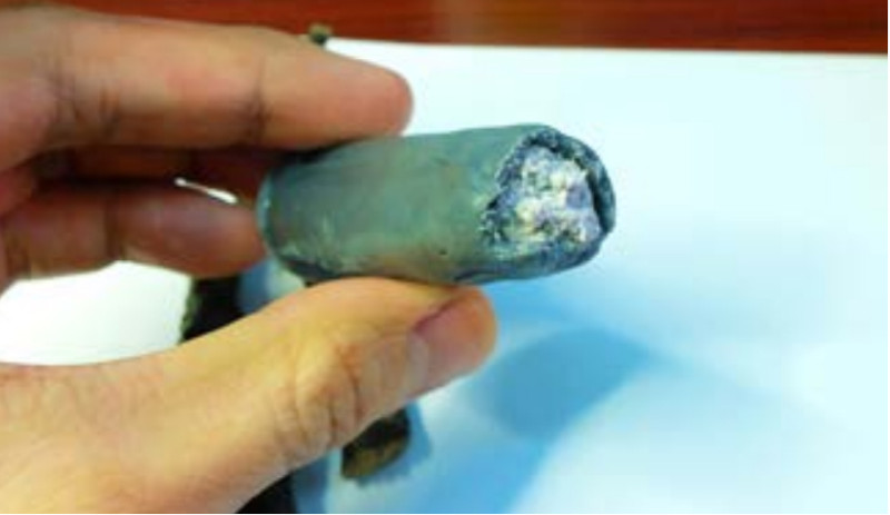 Жидкая эпоксидная смола поставляется в тюбиках и состоит из двух компонентов. 
Процесс склеивания/затвердевания начинается с их смешивания для образования однородной смеси.