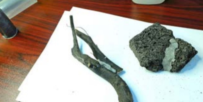 Благодаря возможности заполнения зазоров, неровные детали можно соединять с помощью вязкой эпоксидной смолы. Увеличенная площадь контакта обеспечивает прочное соединение. Для полного затвердевания соединения до состояния, позволяющего выдерживать нагрузку, требуется время (около часа).